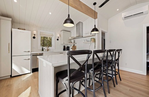 Utterson Cottage | Lakeside Muskoka Family Cottage 3B/2BA w/ Private Sandy Beach, A/C & STARLINK