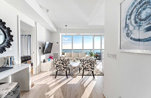 Humber Bay Shores Condo | Lakeside Oasis Just Minutes from downtown