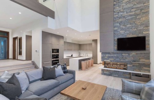 Alta Vista Condo | Lakeside townhouse w/private garage