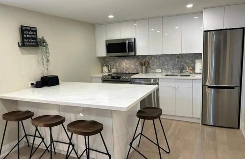 Lakeview Apartment | LakeView 2BR: Easy Access & Modern Comfort