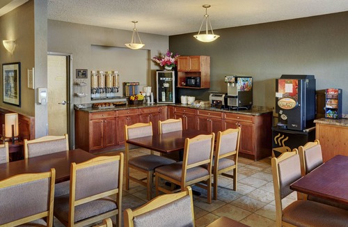 Fort Nelson Hotel | Lakeview Inns & Suites - Fort Nelson
