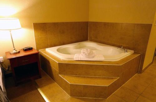 Fort Nelson Hotel | Lakeview Inns & Suites - Fort Nelson
