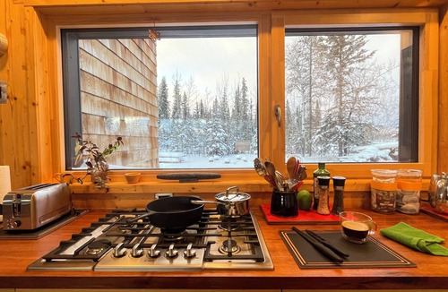 Whitehorse House | Land Haus by the Yukon River, Escape to Serenity: