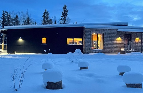 Whitehorse House | Land Haus by the Yukon River, Escape to Serenity: