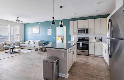 Kenton Apartment | Landing | Spectacular 2BD, Gym, Pool