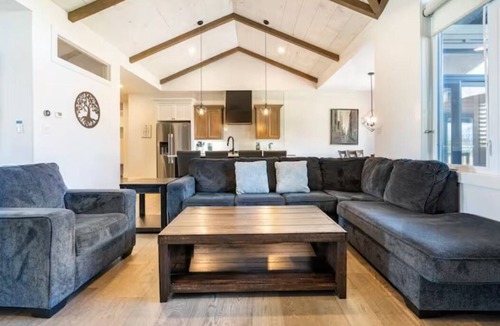 Zurich Cottage | Laporte Cottage | Hot Tub | Walk to Beach | Fire Pit | Grand Bend & Bayfield