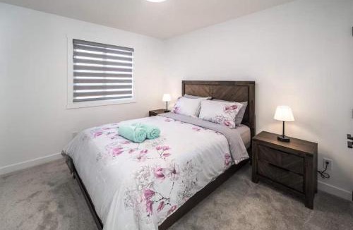 Lynnwood Ridge House | Large 3BR w AC & FREE Banff Pass