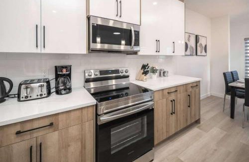 Lynnwood Ridge House | Large 3BR w AC & FREE Banff Pass