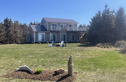 Darnley House | Large beach house with cottage feel, with ocean views and steps from sandy beach