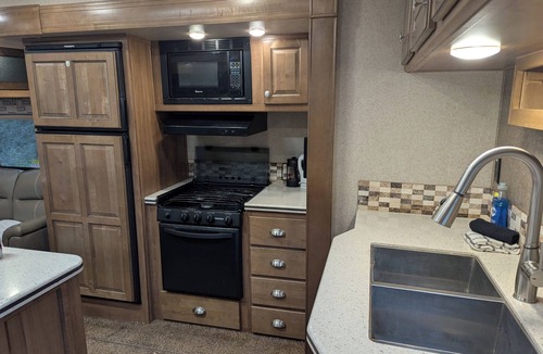 Meadow Creek House | Large + comfortable 2018 Trailer near Kootenay Lake