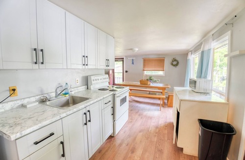 Frontenac Cabin | Large Cottage Spacious 4-Bed Lake House: Room for 8, 1.5 Baths & Prime Views!
