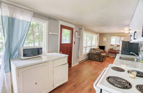Frontenac Cabin | Large Cottage Spacious 4-Bed Lake House: Room for 8, 1.5 Baths & Prime Views!