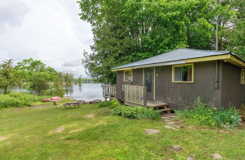 Frontenac Cabin | Large Cottage Spacious 4-Bed Lake House: Room for 8, 1.5 Baths & Prime Views!