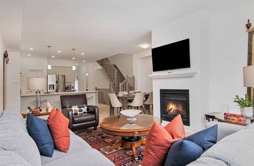 Ottawa Division House | Large family home: Downtown. Airport. Shops. River.