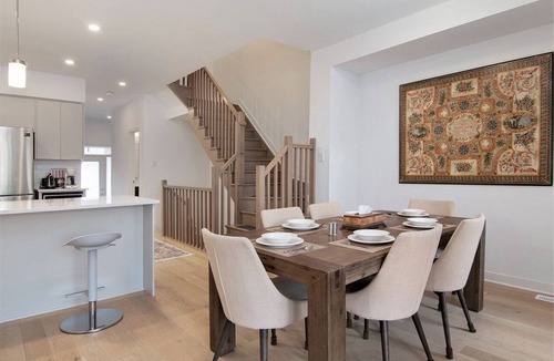 Ottawa Division House | Large family home: Downtown. Airport. Shops. River.