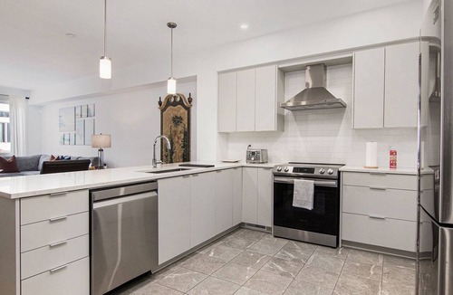 Ottawa Division House | Large family home: Downtown. Airport. Shops. River.