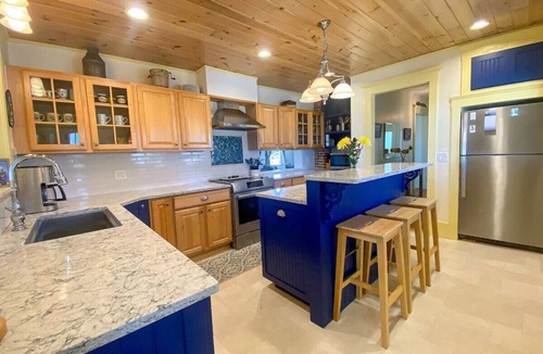 Pine Point House | Large Groups! Pine Point Beach 8 BDRM!