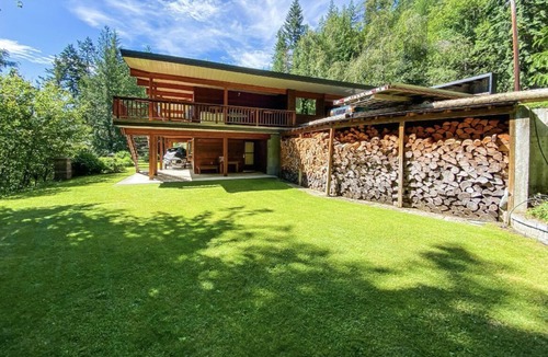 Ainsworth Hot Springs House | Large lake front Ainsworth house