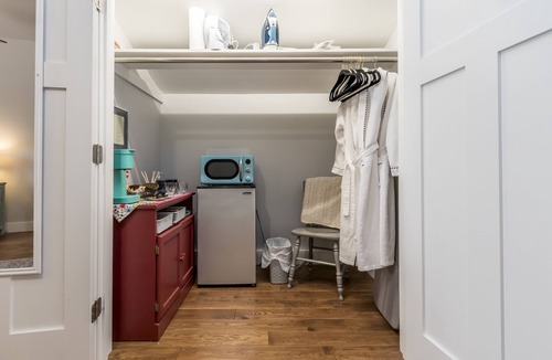 Brunswick Apartment | Large suite/private bath/private entrance on quiet street near Thomas Bay