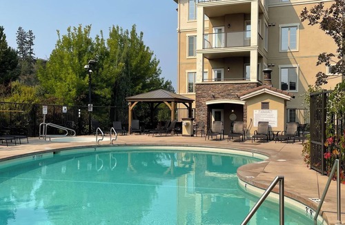 Quail Ridge Condo | LAST MINUTE DISCOUNTS ! Pool & hot tub. Large 3 Bdr, 2 Bath on Golf Course