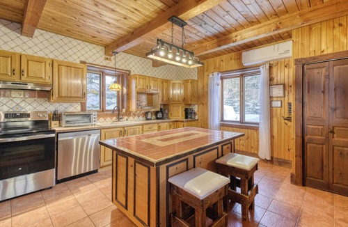 St-Adolphe-d'Howard Ski Chalet | Le Bûcheron · Spa & Lake Access Chalet +EV Charger