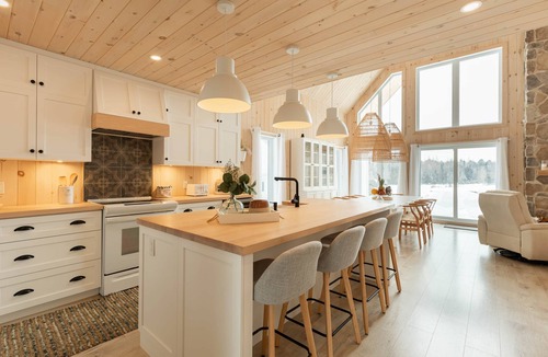 Chertsey Ski Chalet | Le Chardonnay – Chalet with Private Spa, Lake Access.