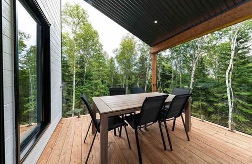 Les Eboulements House | Le Chic Repère 127: Hot Tub, Games & Covered Deck