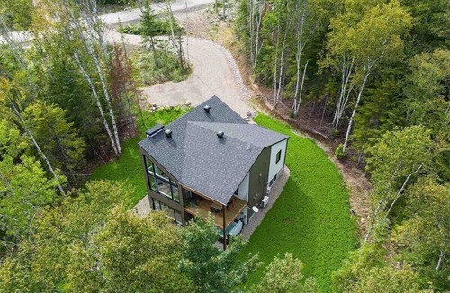 Les Eboulements House | Le Chic Repère 127: Hot Tub, Games & Covered Deck
