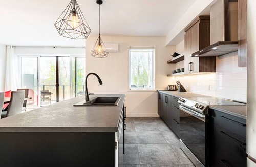 Magog Condo | Le Memph Hirondelle: confortable luminous 3 bedrooms pool spas lake Memphrémagog