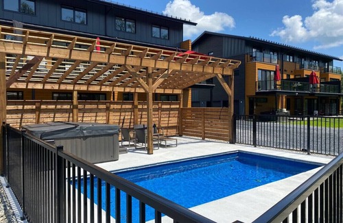 Magog Condo | Le Memph Hirondelle: confortable luminous 3 bedrooms pool spas lake Memphrémagog