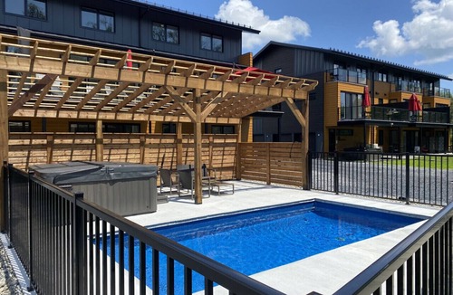Magog Condo | Le Memph Orignal: 3 bedrooms pool hot tub lac Memphrémagog