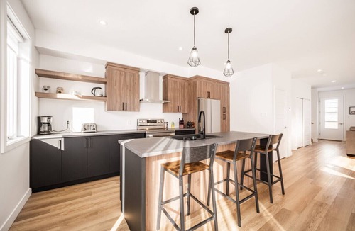 Magog Condo | Le Memph Ours: 3 bedrooms pool hot tub lac Memphrémagog