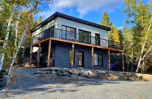 Saint-Henri-de-Taillon House | Le Nid - À travers les arbres