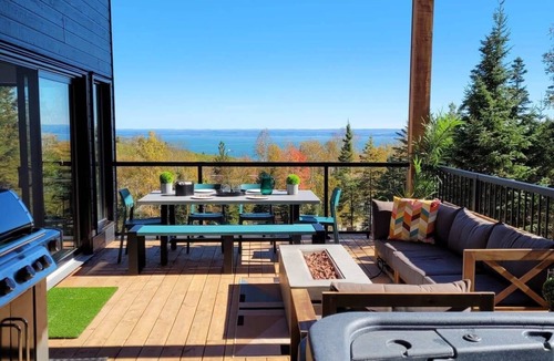 Saint-Joseph-de-la-Rive Ski Chalet | Le Sélect | River View Private Hot Tub Pet Friendly