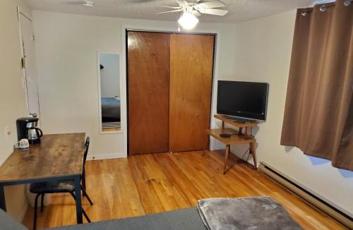 Edmundston House | Le1226-Private Room 5 with Free WIFI and Parking