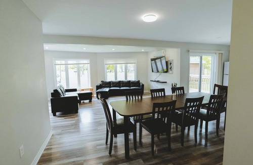 Bobcaygeon Cottage | Leo Cottage - 5-Bedroom Cottage – Family Friendly