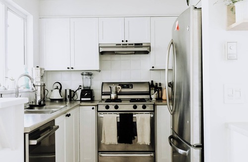 Kitsilano Apartment | Light-Filled Kitsilano Condo | Private Sauna | Walk to Beach & 4th Ave