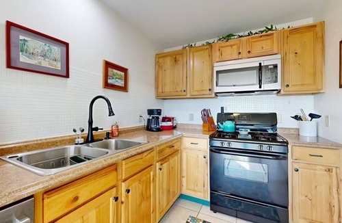 Rockland Cottage | Lighthouse Lookout – Waterfront Cottage for Two with Harbor & Lighthouse Views
