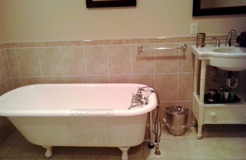 New London Bed & Breakfast | Linden Homestead: Modern King Bed B&B suite in Century Farm House