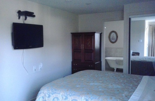 New London Bed & Breakfast | Linden Homestead: Modern Queen Bed B&B suite in Century Farm House