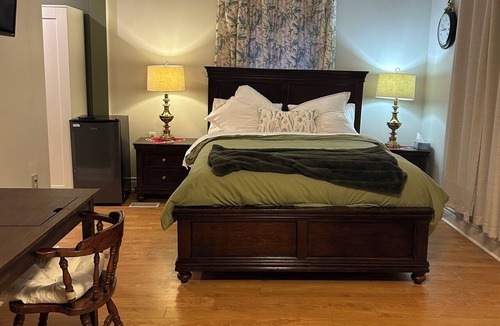 North Grenville Apartment | Linden Leaf Gasthaus Inn, 2 minutes from 416 close to 401. Restaurant on site