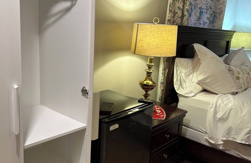 North Grenville Apartment | Linden Leaf Gasthaus Inn, 2 minutes from 416 close to 401. Restaurant on site