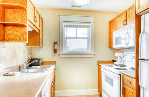 The Blue Mountains Condo | Links & Leisure: 3BDR Condo by Village + Hot Tub