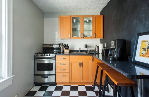 Koreatown House | Little Italy Pied A Terre Steps to Cafes and Parks