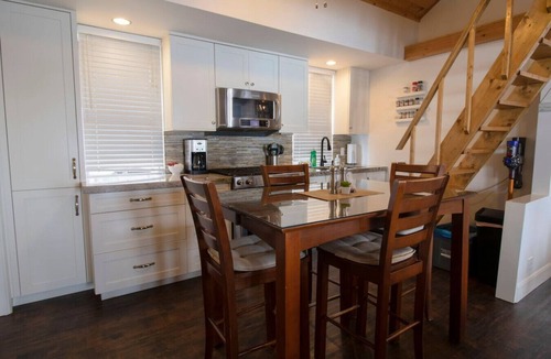 Midland House | Little Lake Escape | Waterfront 2 Bedroom Getaway