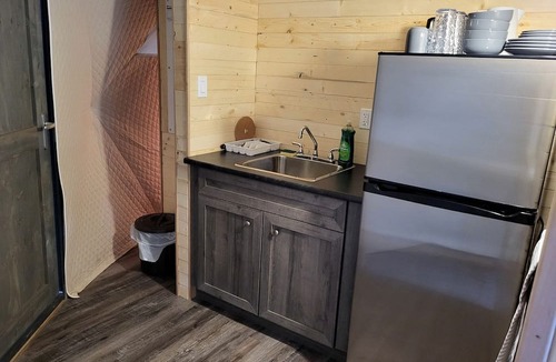 Division No. 3 Cabin | Lofted Equipped Dome with Picnic Table, Deck and BBQ in Alberta