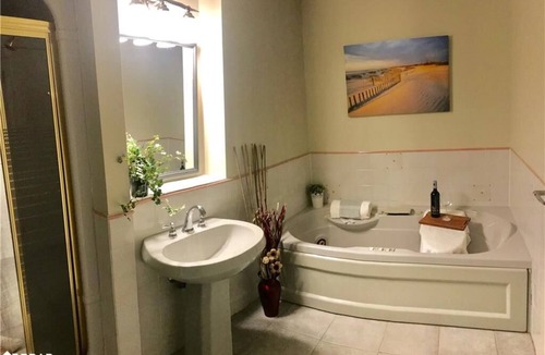 Parry Sound Hotel | Log Cabin Inn