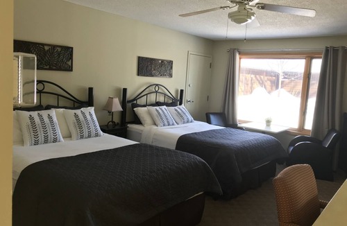 Parry Sound Hotel | Log Cabin Inn