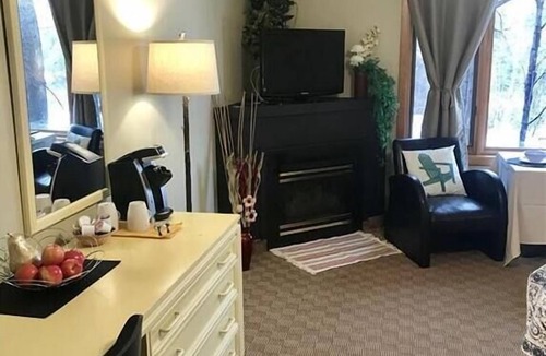 Parry Sound Hotel | Log Cabin Inn