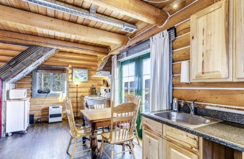 Mount Lorne Cabin | Log Cabin with Amazing Mountain & Lake Views (allergy-friendly)